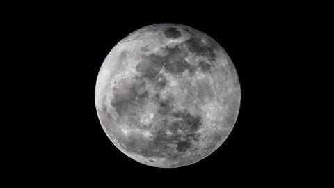 Fotografía que muestra la luna llena. Fotografía que muestra la luna llena.