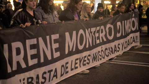 Pancarta contra Irene Montero en la cabecera de la marcha principal de Madrid durante este 25N. — Pancarta contra Irene Montero en la cabecera de la marcha principal de Madrid durante este 25N. —