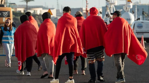 Personal de Salvamento Marítimo atiende a migrantes rescatados en Canarias. Personal de Salvamento Marítimo atiende a migrantes rescatados en Canarias.