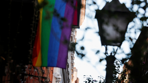 Una bandera LGTBI en el madrileño barrio de Malasaña. REUTERS/Susana Vera Una bandera LGTBI en el madrileño barrio de Malasaña. REUTERS/Susana Vera