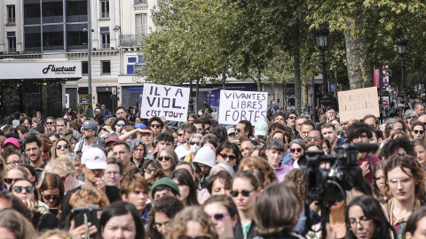 Personas portan pancartas con los mensajes 'Hay violación, eso es todo' y 'Vivas, libres y fuertes' durante una manifestación feminista también en apoyo a Gisele Pelicot Personas portan pancartas con los mensajes 'Hay violación, eso es todo' y 'Vivas, libres y fuertes' durante una manifestación feminista también en apoyo a Gisele Pelicot