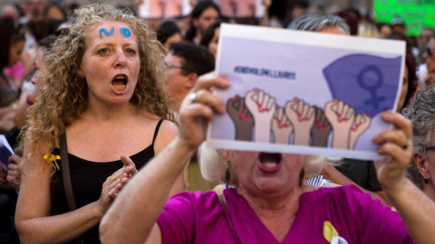 Cientos de personas se han concentrado esta tarde en la plaza Sant Jaume de Barcelona para expresar su rechazo hacia la decisión judicial de dejar en libertad bajo fianza a los integrantes de La Manada. EFE/Quique García Cientos de personas se han concentrado esta tarde en la plaza Sant Jaume de Barcelona para expresar su rechazo hacia la decisión judicial de dejar en libertad bajo fianza a los integrantes de La Manada. EFE/Quique García
