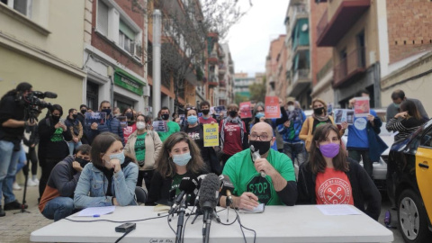 Representants del moviment pel dret a l'habitatge durant una roda de premsa a Nou Barris, Barcelona. Sindicat de Llogateres Representants del moviment pel dret a l'habitatge durant una roda de premsa a Nou Barris, Barcelona. Sindicat de Llogateres