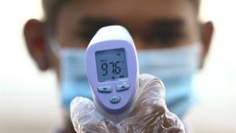 Imagen de archivo de un sanitario tomando la temperatura. Imagen de archivo de un sanitario tomando la temperatura.