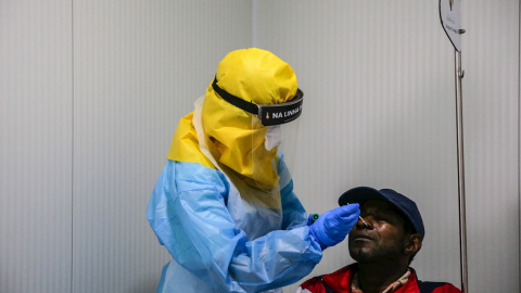 Un hombre se hace una PCR en Portugal Un hombre se hace una PCR en Portugal