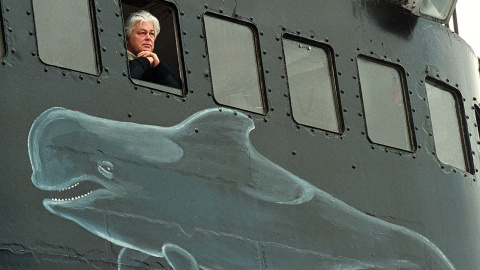 El capitán Paul Watson, fundador de la Sea Shepherd Conservation Society, se encuentra a bordo de su barco, el Ocean Warrior , el 7 de julio del 2000 frente a Tórshavn, en las Islas Feroe en el Mar del Norte Atlántico. El capitán Paul Watson, fundador de la Sea Shepherd Conservation Society, se encuentra a bordo de su barco, el Ocean Warrior , el 7 de julio del 2000 frente a Tórshavn, en las Islas Feroe en el Mar del Norte Atlántico.