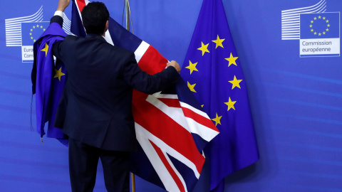 Un empleado de la Comisión Europea coloca las banderas de la UE y del Reino Unido en la sede de institución comunitaria con motivo de la primera reunión para la negociación del Brexit, el pasado 17 de julio, en Bruselas. REUTERS/Yves Herman Un empleado de la Comisión Europea coloca las banderas de la UE y del Reino Unido en la sede de institución comunitaria con motivo de la primera reunión para la negociación del Brexit, el pasado 17 de julio, en Bruselas. REUTERS/Yves Herman