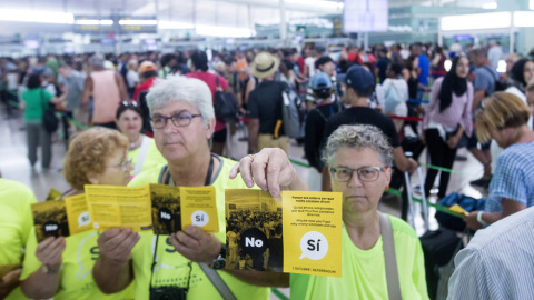 Casi medio centenar de miembros de la Asamblea Nacional de Cataluña (ANC) han repartido folletos en el Aeropuerto de Barcelona-El Prat que culpan al Estado de las colas que se han formado en las dos últimas semanas en los controles de seguridad del aero Casi medio centenar de miembros de la Asamblea Nacional de Cataluña (ANC) han repartido folletos en el Aeropuerto de Barcelona-El Prat que culpan al Estado de las colas que se han formado en las dos últimas semanas en los controles de seguridad del aero