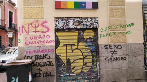 03/04/2021. Pintadas en la fachada de la sede de la organización LGTB. - Cogam 03/04/2021. Pintadas en la fachada de la sede de la organización LGTB. - Cogam