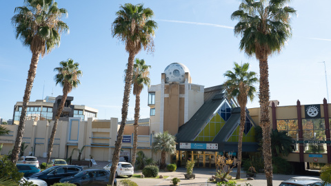 Vista general de la fachada del centro comercial de la Ermita del Santo, en Puerta General, donde el Ayuntamiento de Madrid pretende levantar varias torres de viviendas y un aparcamiento con 2.000 plazas. Vista general de la fachada del centro comercial de la Ermita del Santo, en Puerta General, donde el Ayuntamiento de Madrid pretende levantar varias torres de viviendas y un aparcamiento con 2.000 plazas.