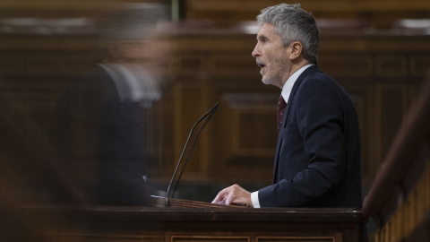 El ministro del Interior, Fernando Grande-Marlaska en la tribuna del Congreso de los Diputados, durante el debate sobre las partidas presupuestarias para 2023. EFE/ Fernando Villar El ministro del Interior, Fernando Grande-Marlaska en la tribuna del Congreso de los Diputados, durante el debate sobre las partidas presupuestarias para 2023. EFE/ Fernando Villar