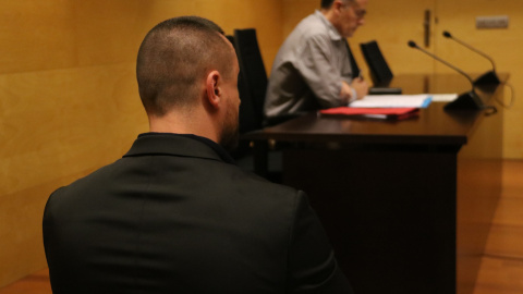 L'acusat de la violació de Blanes amb el seu advocat de fons durant el judici a l'Audiència.