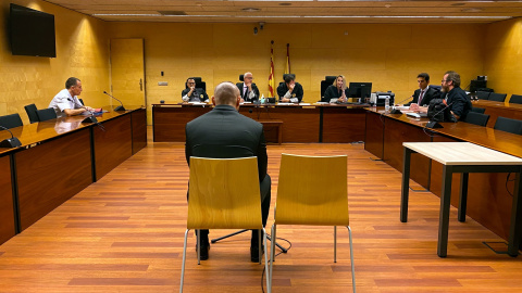 D'esquenes, l'acusat de violació, maltractament i vexacions injustes per uns fets de Blanes
