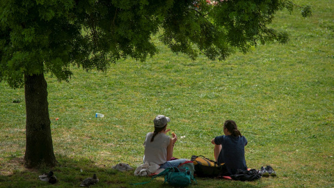 Dos chicas disfrutan de una mañana soleada en la zona fluvial del río Miño Dos chicas disfrutan de una mañana soleada en la zona fluvial del río Miño