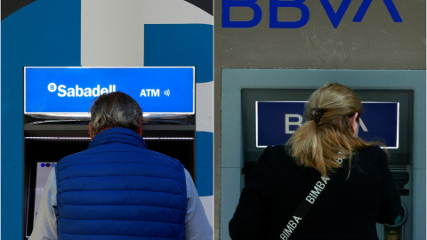 Montaje de dos personas operando en sendos cajeros automáticos de Banco Sabadell, en Madrid (izq.), y del BBVA, en Bilbao (der.) Montaje de dos personas operando en sendos cajeros automáticos de Banco Sabadell, en Madrid (izq.), y del BBVA, en Bilbao (der.)
