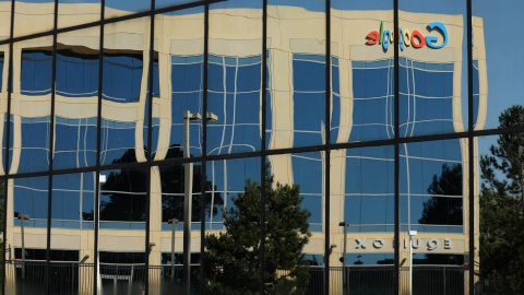 El logo de Google, reflejado desde las oficinas de enfrente de su edificio en Irvine, California. REUTERS/Mike Blake El logo de Google, reflejado desde las oficinas de enfrente de su edificio en Irvine, California. REUTERS/Mike Blake