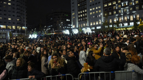 24/11/2022.- Cientos de personas en el acto de encendido del alumbrado de Navidad en la Plaza de España. Fernando Sánchez / Europa Press 24/11/2022.- Cientos de personas en el acto de encendido del alumbrado de Navidad en la Plaza de España. Fernando Sánchez / Europa Press