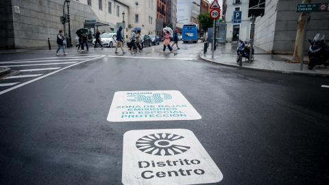 Una señal en el suelo marca la Zona de Bajas Emisiones de Especial Protección (ZBEDEP) en la ciudad de Madrid. Una señal en el suelo marca la Zona de Bajas Emisiones de Especial Protección (ZBEDEP) en la ciudad de Madrid.