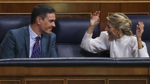 El presidente del Gobierno, Pedro Sánchez (i), junto a la vicepresidenta segunda del Gobierno y ministra de Trabajo y Economía Social, Yolanda Díaz (d), durante la última jornada de debate y votación de los presupuestos en el pleno del Congreso, el p El presidente del Gobierno, Pedro Sánchez (i), junto a la vicepresidenta segunda del Gobierno y ministra de Trabajo y Economía Social, Yolanda Díaz (d), durante la última jornada de debate y votación de los presupuestos en el pleno del Congreso, el p