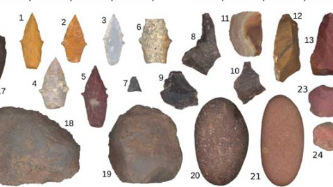 Estudio muestra herramientas recuperadas del piso del foso de entierro, incluidas puntas de proyectil.