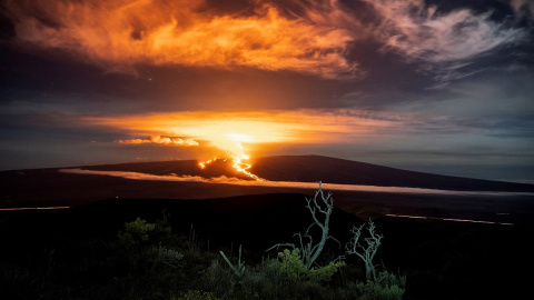Erupción del volcán Mauna Loa en Hawái. Erupción del volcán Mauna Loa en Hawái.