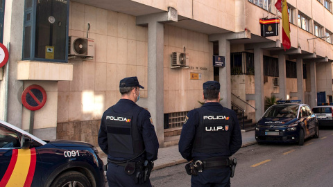 Policías montan guardia a las puertas de la comisaría de Linares, este domingo, un día después de los disturbios registrados que causaron daños materiales muy cuantiosos y que se saldó con 14 detenidos, dos de ellos menores, y 20 policías heridos, Policías montan guardia a las puertas de la comisaría de Linares, este domingo, un día después de los disturbios registrados que causaron daños materiales muy cuantiosos y que se saldó con 14 detenidos, dos de ellos menores, y 20 policías heridos,