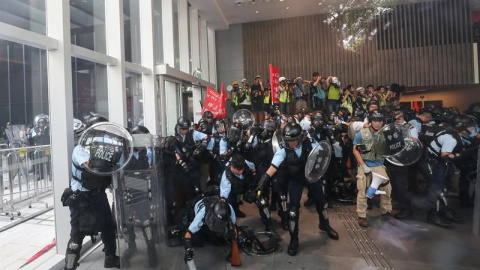 01/07/2019.- La policía monta guardia en el interior del Consejo Legislativo en Hong Kong (China) este lunes. Cientos de manifestantes se enfrentaron hoy con la Policía local durante las celebraciones oficiales del 22 aniversario del traspaso de su sobe 01/07/2019.- La policía monta guardia en el interior del Consejo Legislativo en Hong Kong (China) este lunes. Cientos de manifestantes se enfrentaron hoy con la Policía local durante las celebraciones oficiales del 22 aniversario del traspaso de su sobe