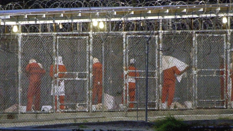 Detenidos encapuchados en Guantánamo, el 4 de marzo de 2002.