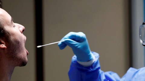 Imagen de archivo de una persona sometiéndose a las pruebas PCR. — Mariscal / EFE Imagen de archivo de una persona sometiéndose a las pruebas PCR. — Mariscal / EFE