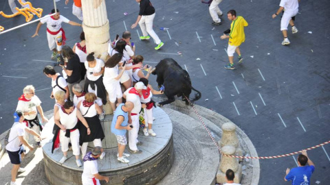 Toros ensogados corren por la plaza del Torico / EUROPA PRESS Toros ensogados corren por la plaza del Torico / EUROPA PRESS