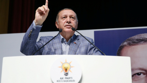 El presidente de Turquía, Tayyip Erdogan, en un mitin de su partido. REUTERS El presidente de Turquía, Tayyip Erdogan, en un mitin de su partido. REUTERS