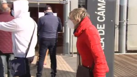 "Están jugando con nosotros". Enfado de los citados en Valladolid tras la suspensión de la vacunación con AstraZeneca "Están jugando con nosotros". Enfado de los citados en Valladolid tras la suspensión de la vacunación con AstraZeneca