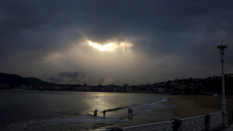 Varias personas en la playa de Ondarreta de San Sebastián, donde los cielos de Euskadi se presentan nubosos y con chubascos. Varias personas en la playa de Ondarreta de San Sebastián, donde los cielos de Euskadi se presentan nubosos y con chubascos.