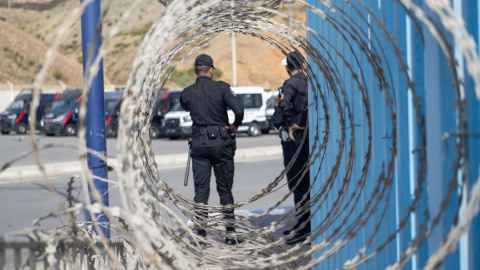 Agentes de Policía en un puesto de control aduanero en la frontera terrestre con el enclave español de Ceuta, en Fnideq, Marruecos, a 17 de septiembre de 2024. Agentes de Policía en un puesto de control aduanero en la frontera terrestre con el enclave español de Ceuta, en Fnideq, Marruecos, a 17 de septiembre de 2024.