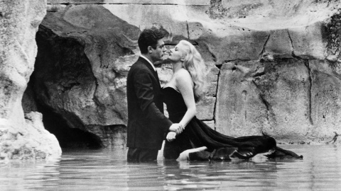 Marcello Mastroianni con Anita Ekberg en la Fontana Di Trevi en 'La dolce vita'. Marcello Mastroianni con Anita Ekberg en la Fontana Di Trevi en 'La dolce vita'.