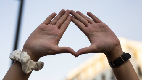 Una mujer levanta las manos en una concentración para exigir “El Pacto de Estado Contra la Violencia de Género”, a 6 de agosto de 2021, en la Puerta del Sol, Madrid, (España) Una mujer levanta las manos en una concentración para exigir “El Pacto de Estado Contra la Violencia de Género”, a 6 de agosto de 2021, en la Puerta del Sol, Madrid, (España)