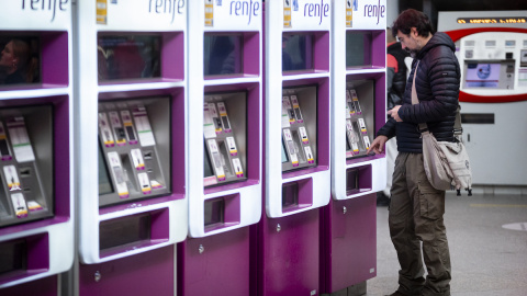 Un hombre en las máquinas auto-venta de Renfe, en la estación Puerta de Atocha-Almudena Grandes con motivo del inicio del Puente de la Constitución, a 2 de diciembre de 2022, en Madrid. Un hombre en las máquinas auto-venta de Renfe, en la estación Puerta de Atocha-Almudena Grandes con motivo del inicio del Puente de la Constitución, a 2 de diciembre de 2022, en Madrid.