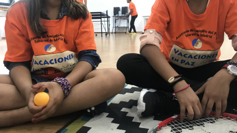 Dos niñas saharauis participantes del programa Vacaciones en Paz. / J.G Dos niñas saharauis participantes del programa Vacaciones en Paz. / J.G