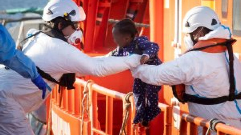 Tres hospitalizados tras el rescate de una patera con 56 personas en Gran Canaria Tres hospitalizados tras el rescate de una patera con 56 personas en Gran Canaria