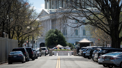 Aledaños del Capitolio, después de que un coche arrollase a dos policías frente al edificio. Aledaños del Capitolio, después de que un coche arrollase a dos policías frente al edificio.