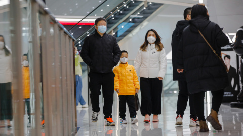 01/12/2022 Personas con mascarilla en China centro comercial 01/12/2022 Personas con mascarilla en China centro comercial