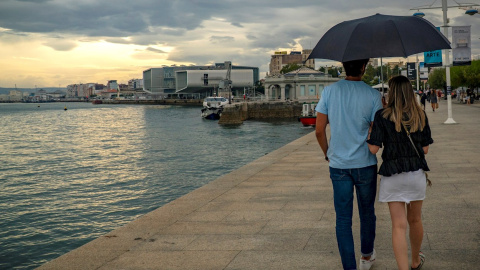Una pareja de turistas pasea por Santander. Una pareja de turistas pasea por Santander.