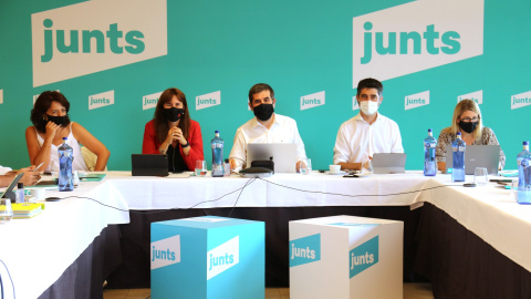 Imatge d'una executiva de JxCat, amb Jordi Sànchez i Jordi Puigneró al centre, al costat de Laura Borràs. Imatge d'una executiva de JxCat, amb Jordi Sànchez i Jordi Puigneró al centre, al costat de Laura Borràs.