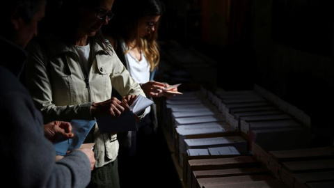 Los primeros ciudadanos en el colegio electoral San Agustín en Madrid comienzan a ejercer su derecho al voto. Menos de un mes después de las elecciones generales