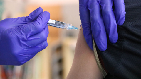 Una infermera administra la vacuna contra el papil·loma humà a un nen a Polinyà Una infermera administra la vacuna contra el papil·loma humà a un nen a Polinyà