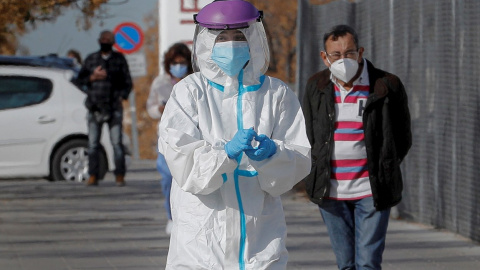 Una sanitaria protegida con EPI durante la realización de pruebas de detección de covid-19 frente al hospital de campaña de La Fe de València. Una sanitaria protegida con EPI durante la realización de pruebas de detección de covid-19 frente al hospital de campaña de La Fe de València.