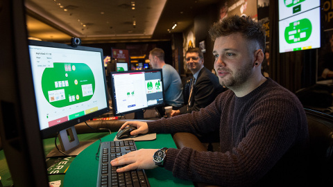 Dan Mcaulay, uno de los cuatro jugadores profesionales de póquer que se enfrentaron en 2017 al programa de inteligencia artificial Libratus y perdieron, durante la competición en Pittsburgh./CARNEGIE MELLON UNIVERSITY Dan Mcaulay, uno de los cuatro jugadores profesionales de póquer que se enfrentaron en 2017 al programa de inteligencia artificial Libratus y perdieron, durante la competición en Pittsburgh./CARNEGIE MELLON UNIVERSITY