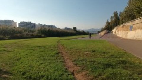 L'accés a la desembocadura del Besòs està prohibit però no tothom en fa cas L'accés a la desembocadura del Besòs està prohibit però no tothom en fa cas