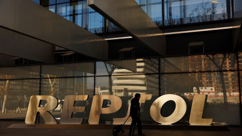 El logo de Repsol en la entrada de su sede corporativa en Madrid,. REUTERS/Susana Vera El logo de Repsol en la entrada de su sede corporativa en Madrid,. REUTERS/Susana Vera