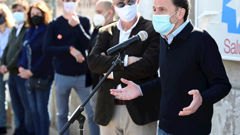 El candidato de Ciudadanos a la Comunidad, Edmundo Bal (d) junto con el número siete de las listas electorales del partido, José María Antón García (c) durante su visita al Centro de Salud Ensanche de Vallecas, en Madrid este miércoles. El candidato de Ciudadanos a la Comunidad, Edmundo Bal (d) junto con el número siete de las listas electorales del partido, José María Antón García (c) durante su visita al Centro de Salud Ensanche de Vallecas, en Madrid este miércoles.